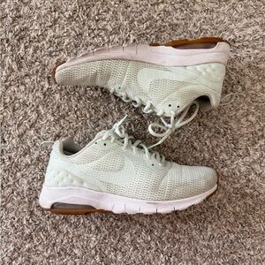 Nike Women's Air Max Motion LW Shoes